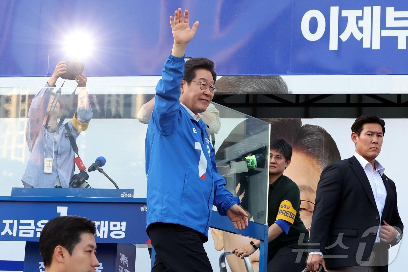 본문 이미지 - 이재명 더불어민주당 대통령 후보가 캐스팅보트인 충청권 공략에 나선 25일 오후 충남 아산시 탕정역 한들물빛공원을 찾아 연설을 마치고 시민들에게 손 인사를 하고 있다. (공동취재) 2025.5.25/뉴스1 ⓒ News1 안은나 기자