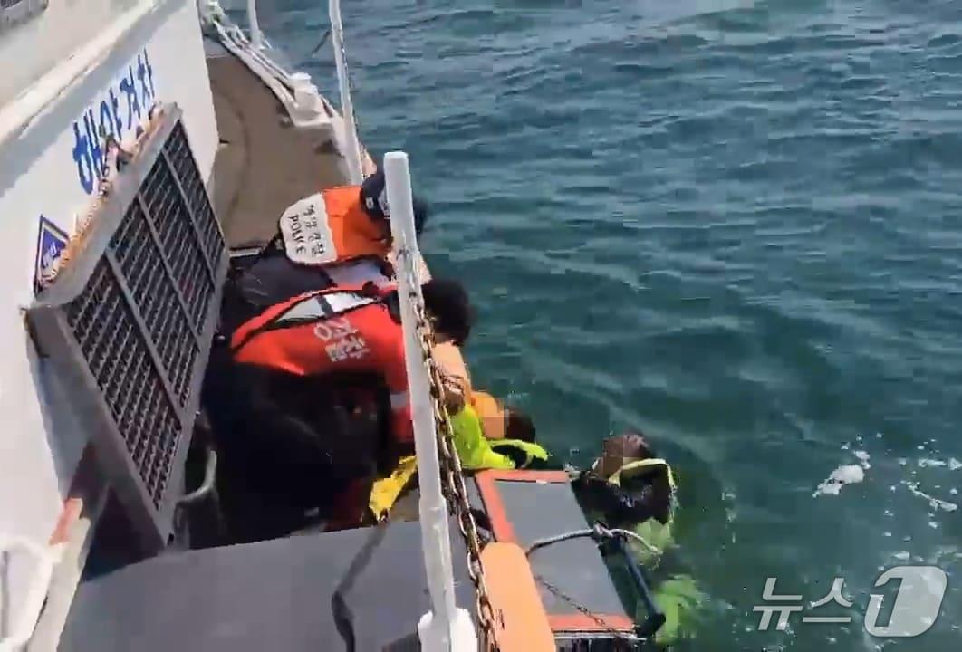 본문 이미지 - 25일 오후 3시13분쯤 경북 영덕군 고래불해수욕장 인근 해상에서 수상오토바이를 타던 40대 조종자와 동승자 30대 여성이 바다에 추락했다 신고를 받고 출동한 해경 구조대에 무사히 구조됐다. &#40;울진해양경찰서제공, 제판매 및 DB 금지&#41; 2025.5.25/뉴스1 