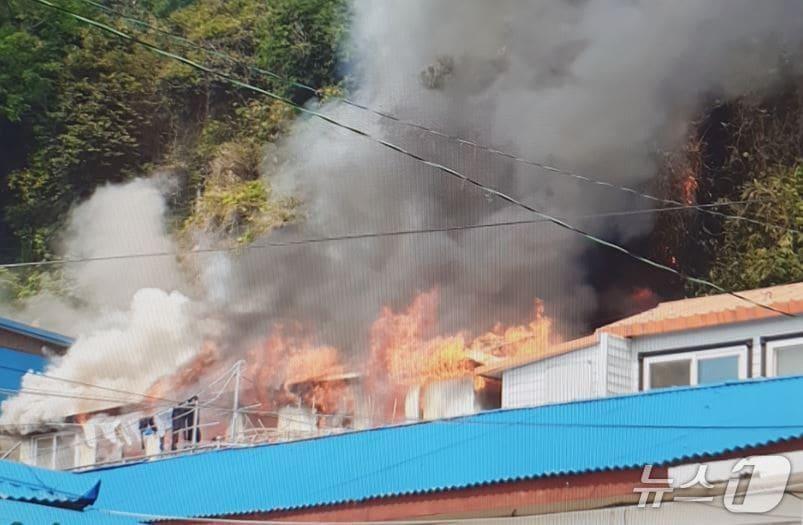 본문 이미지 - 25일 오전 9시32분쯤 경북 울릉군 울릉읍 주택에서 원인을 알 수 없는 불이 났다. (경북소방본부제공, 제판매 및 DB 금지) 2025.5.25/뉴스1 