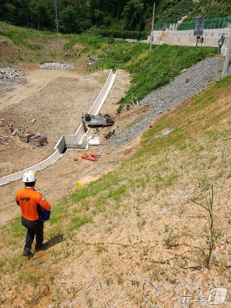 본문 이미지 - 25일 오전 11시 47분께 전북 완주군 운주면 장선리 말골재에서 30대 남성이 운전하던 승용차가 도로를 이탈한 후 15m 아래로 추락하는 사고가 발생했다.(소방제공. 재판매 및 DB금지)2025.5.25/뉴스1