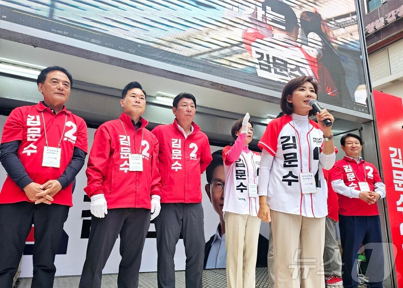 본문 이미지 - 나경원 국민의힘 중앙선거대책위원회 공동선대위원장과 대구를 지역구로 둔 국민의힘 소속 의원 등이 25일 오후 대구 동성로에서 김문수 후보 집중 유세를 하고 있다. 2025.5.25/뉴스1 ⓒ News1 남승렬 기자