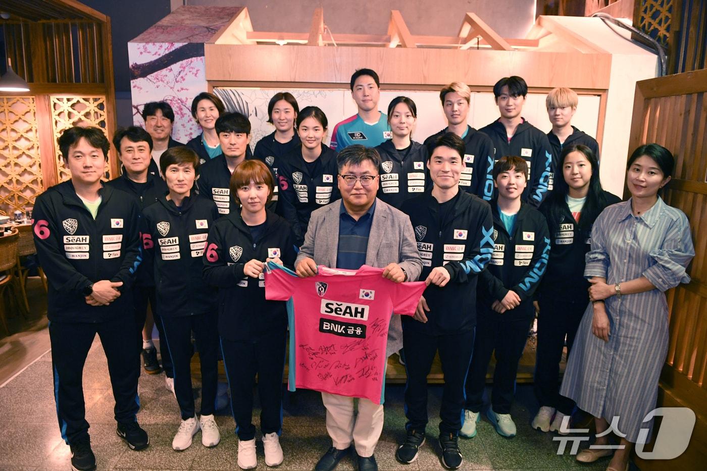 한국 탁구대표팀이 주카타르 대사관에 사인 유니폼을 선물했다. ⓒ News1 사진공동취재단