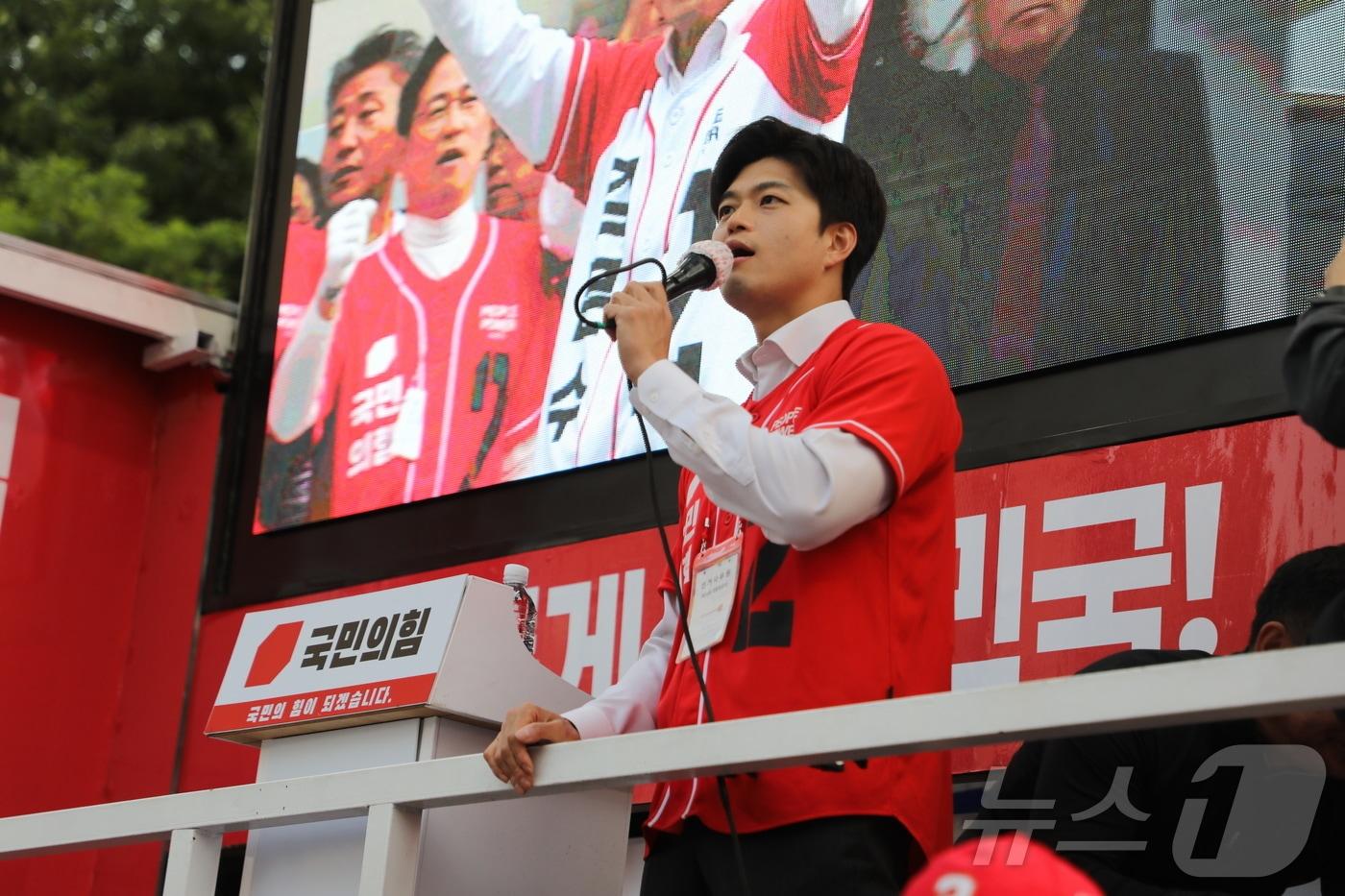 김용태 국민의힘 비상대책위원장이 25일 제주시 노형동 제주우편집중국앞 교차로에서 김문수 대통령 후보 지지를 호소하고 있다. 2025.5.25/뉴스1 ⓒ News1 홍수영 기자