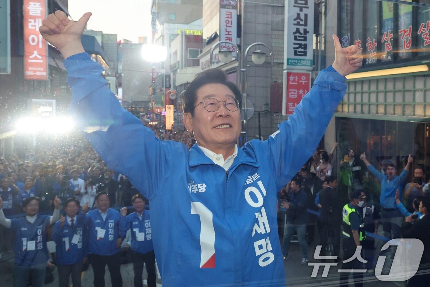 이재명 더불어민주당 대통령 후보가 캐스팅보트인 충청권 공략에 나선 25일 오후 충남 천안시 신부문화거리를 찾아 두팔을 번쩍 들며 인사하고 있다. (공동취재) 2025.5.25/뉴스1 ⓒ News1 안은나 기자