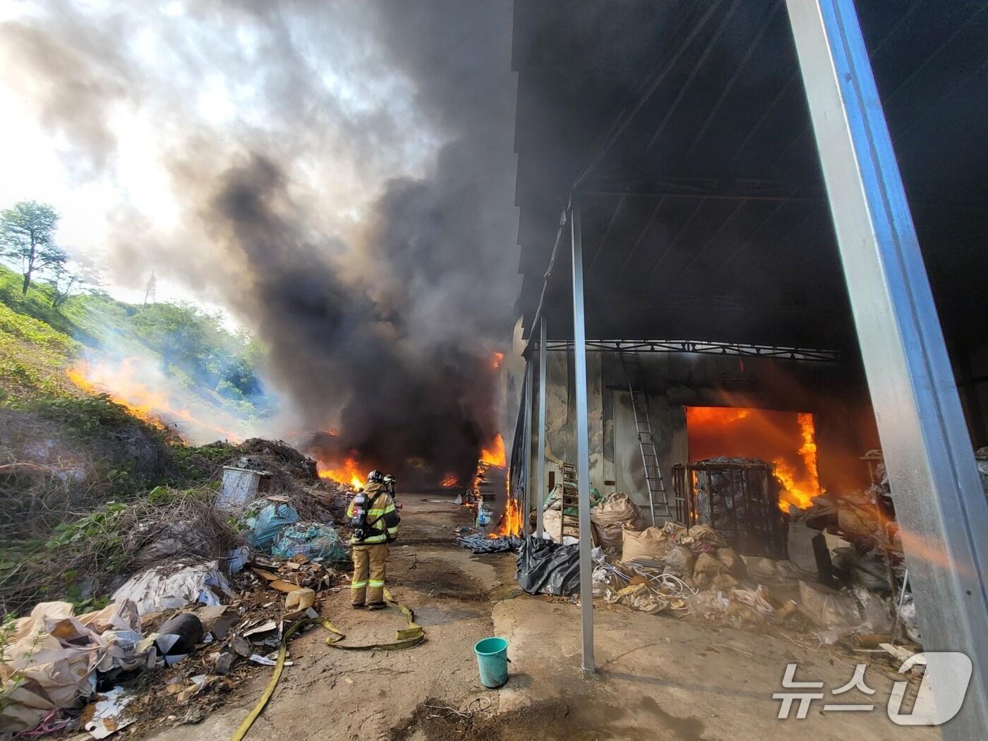 본문 이미지 - 25일 오후 함안군 칠북면 검단리의 한 폐기물 저장 창고에서 불이 나 출동한 소방관들이 진화에 나서고 있다.(경남소방본부 제공. 재판매 및 DB금지)