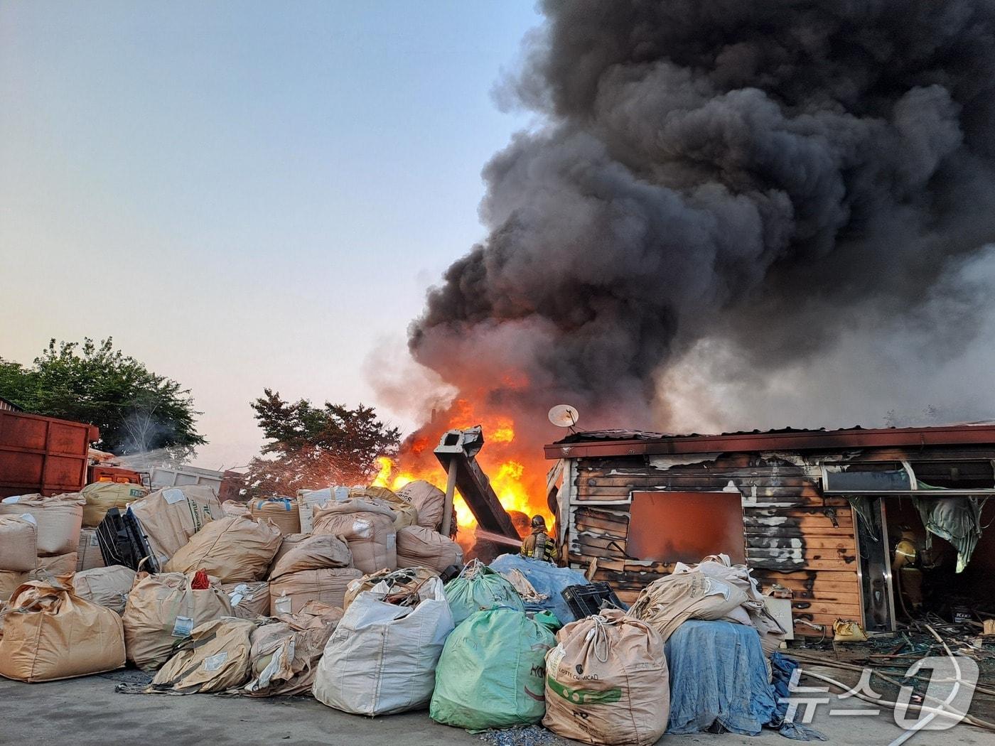 본문 이미지 - 25일 오후 6시 56분께 전북 익산시 함라면 한 폐기물 재활용 업체에서 불이 났다.(전북소방본부 제공. 재판매 및 DB금지) 