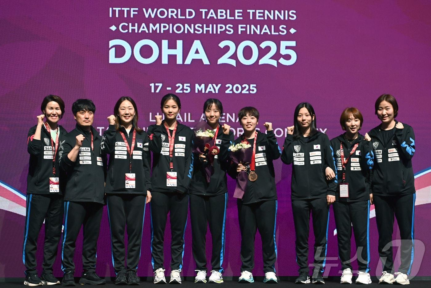 여자탁구대표팀이 25일 카타르 도하 루사일 아레나에서 열린 2025 국제탁구연맹&#40;ITTF&#41; 세계선수권대회 여자복식 시상식 후 포즈를 취하고 있다. 2025.5.26/뉴스1 ⓒ News1 사진공동취재단