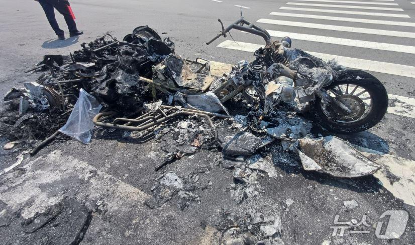 본문 이미지 - 서산 부적면 간월도리 교통사고 현장. (서산소방서 제공, 재판매 및 DB금지) / 뉴스1 