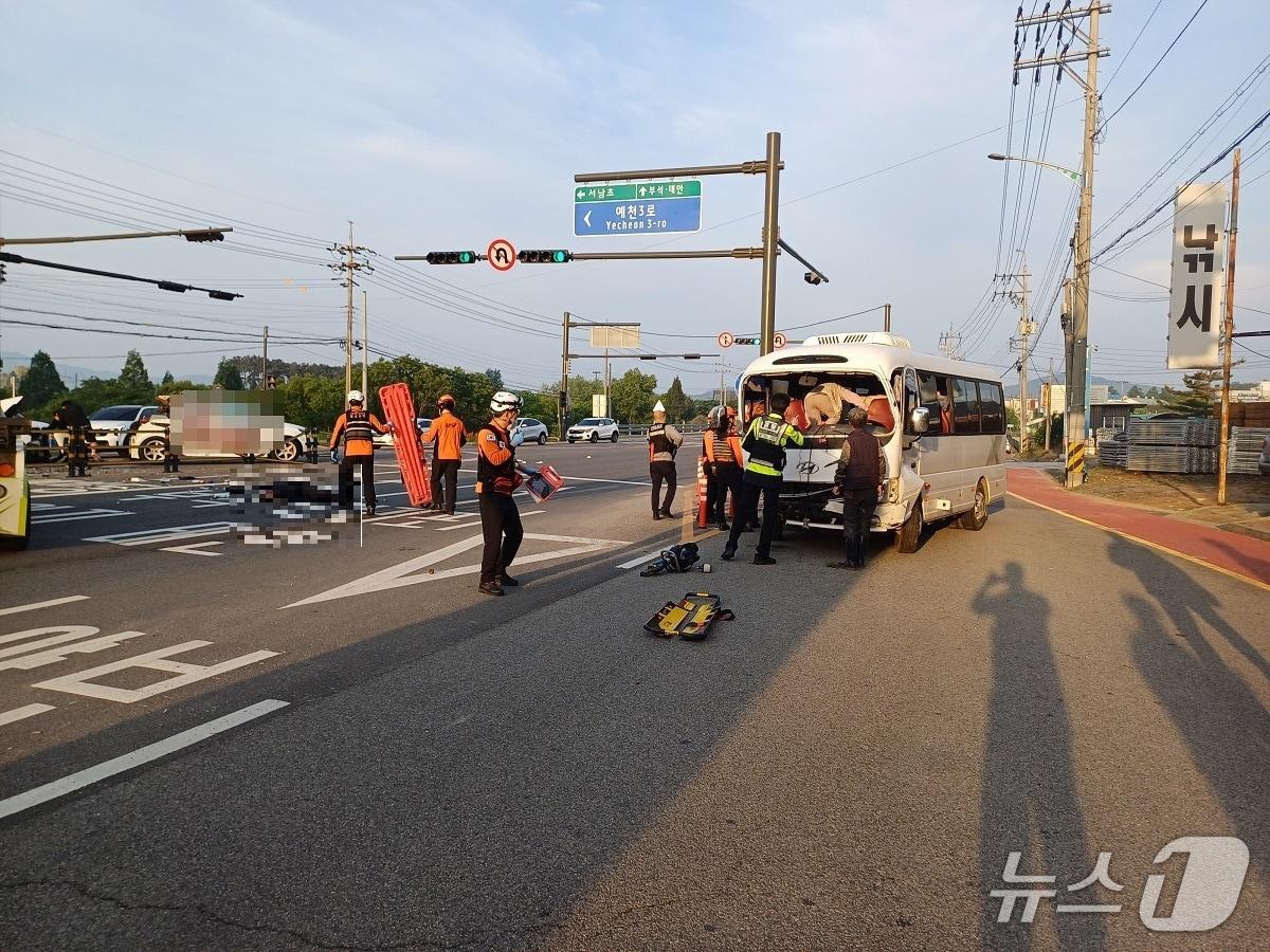 본문 이미지 - 서산 예천동 예천사거리 교통사고 현장. (서산소방서 제공, 재판매 및 DB금지) / 뉴스1