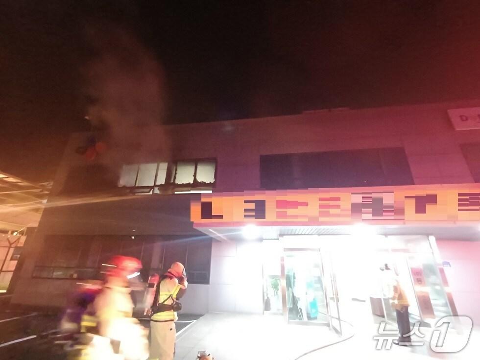 본문 이미지 -  서산 대산읍 사무실 화재 현장. (서산소방서 제공, 재판매 및 DB 금지) / 뉴스1