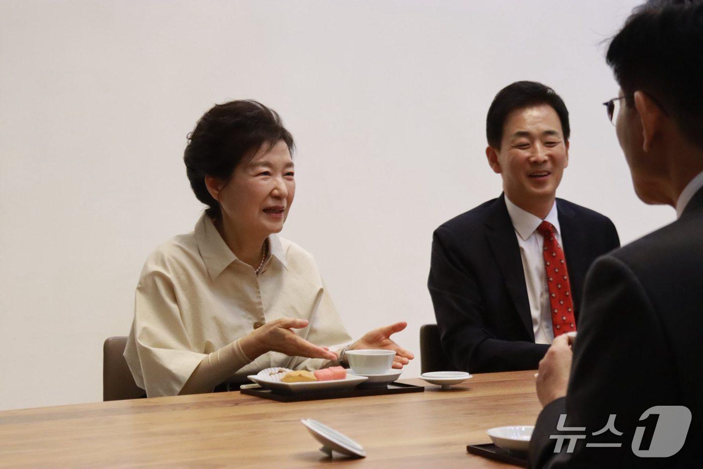 지난 24일 대구 달성 사저를 찾은 김문수 국민의힘 대선후보와 이야기를 나누고 있는 박근혜 전 대통령, 오른쪽은 유영하 국민의힘 의원. (SNS 갈무리) ⓒ 뉴스1 