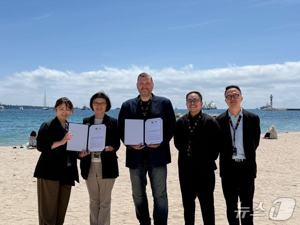 본문 이미지 - AFCnet와 LMGI 관계짜자들이 아시아 촬영지 활성화를 위한 협약을 맺고 기념사진을 찍고 있다.(부산영상위원회 제공. 재판매 및 DB 금지)