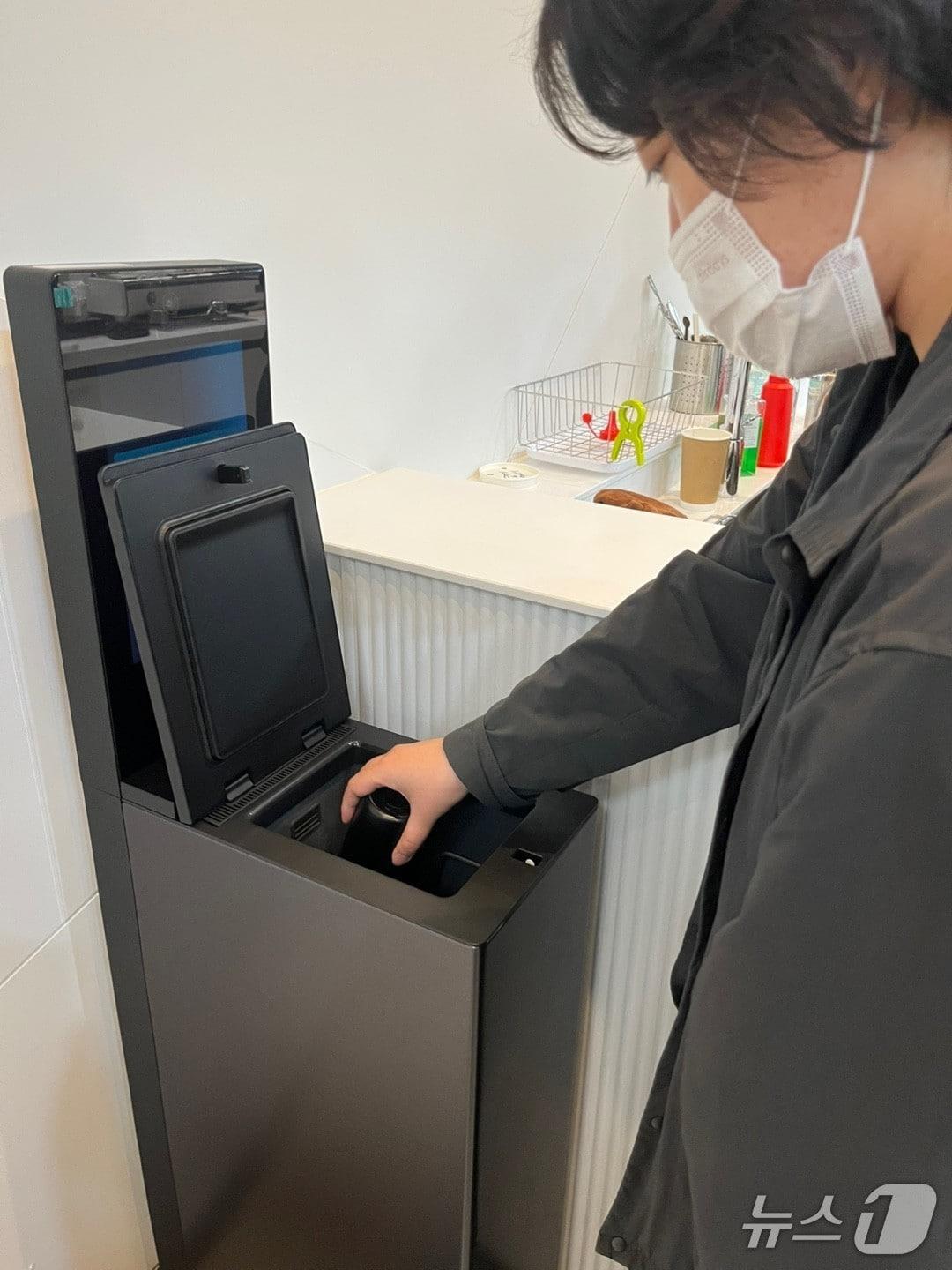 본문 이미지 - 부산시청 직원이 청사 내 비치된 텀블러 세척기를 이용하고 있다. (부산시청 제공. 재판매 및 DB 제공)