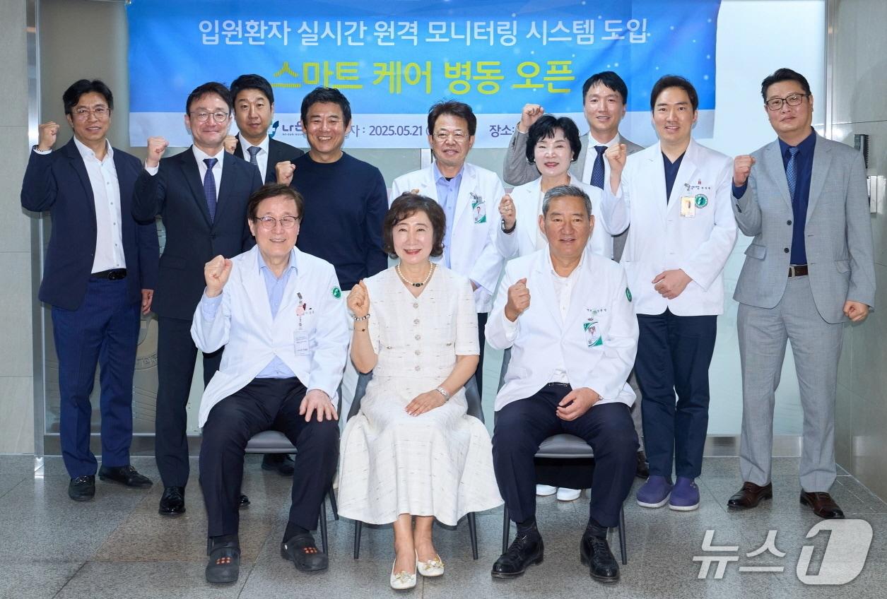 본문 이미지 - 인천나은병원, 대웅제약, 씨어스테크놀로지 관계자들이 '씽크' 도입식 후 기념 촬영을 하고 있다.(대웅제약 제공)/뉴스1