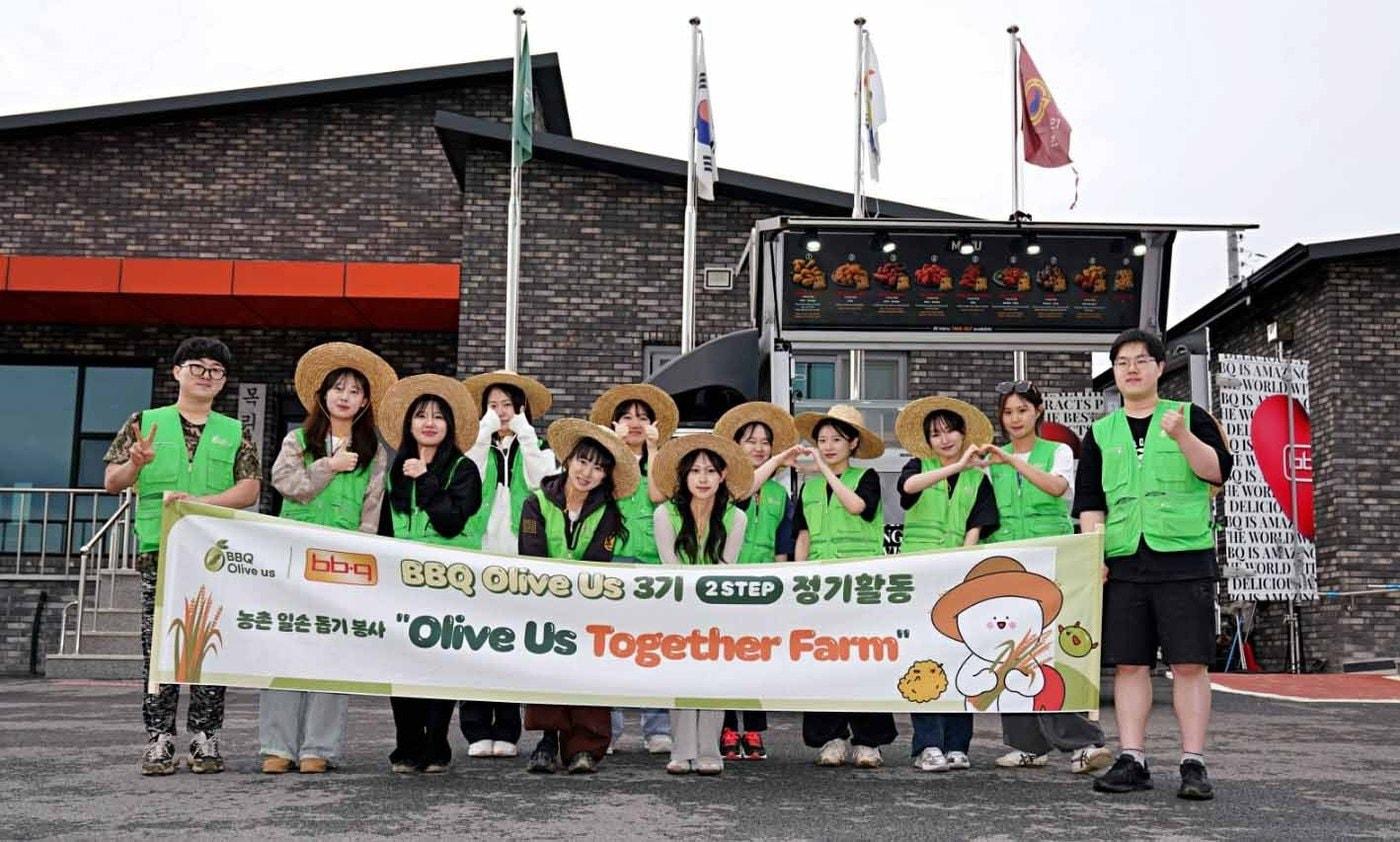 BBQ의 대학생 봉사단 '올리버스'(Olive us)가 농번기 농가를 방문해 농촌봉사활동을 실시한 후 기념 촬영을 하는 모습.(BBQ 제공)
