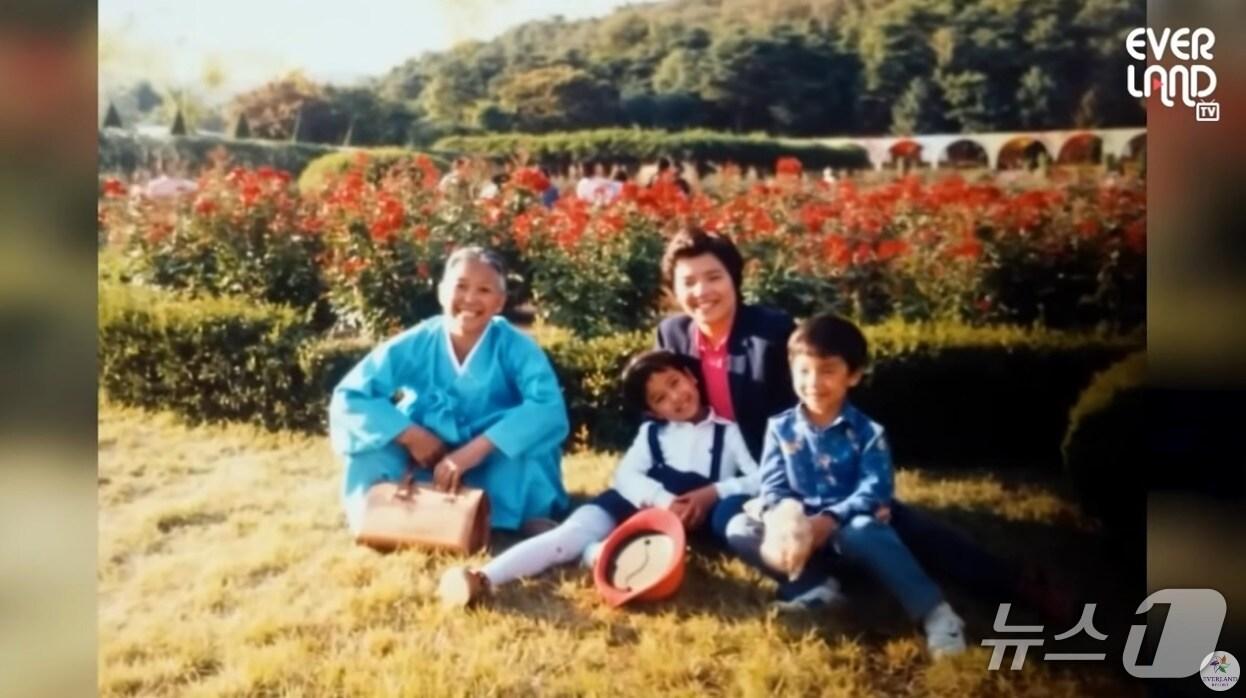 본문 이미지 - 에버랜드 장미축제 40주년 특별 영상의 한 장면.(에버랜드 제공)