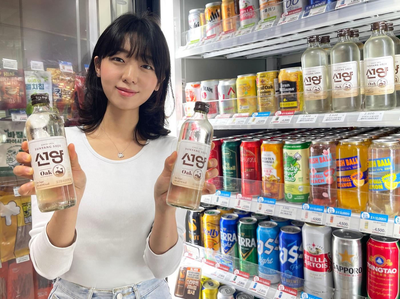 본문 이미지 - '선양오크소주병'(GS25 제공)