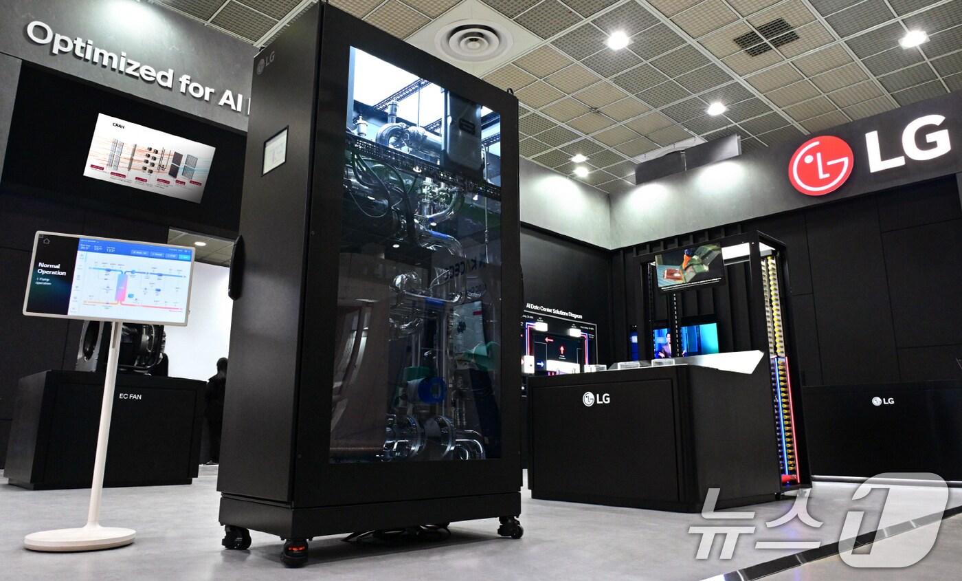 사진은 데이터센터 내 CPU-GPU 칩의 열을 직접 냉각시키는 액세냉각 솔루션인 LG전자 CDU 모습. (LG전자 제공. 재판매 및 DB 금지) 2025.5.26/뉴스1
