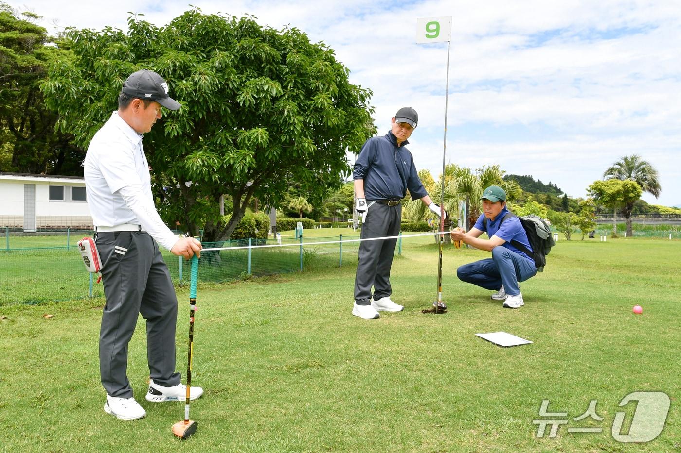 최문순 화천군수를 비롯한 화천군 파크골프 사업 실무진들이 지난 22일 미야자키 아오시마 파크골프장에서 코스 규격 등을 살펴보고 있다.(화천군 제공, 재판매 및 DB금지)