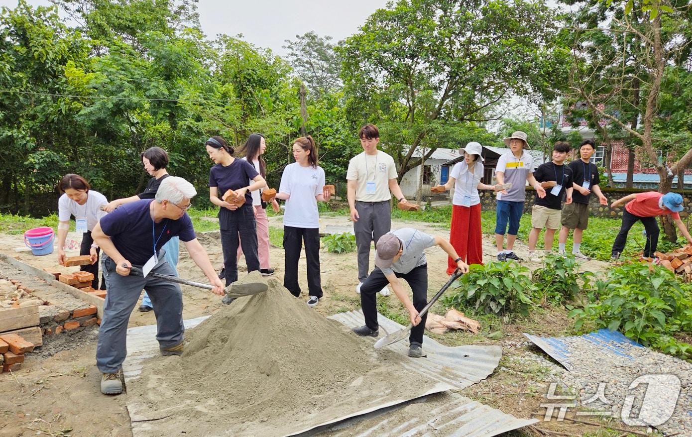 본문 이미지 - 대한항공 사내봉사단 연합신우회는 지난 19~24일 네팔 치트완 지역의 어린이 보육시설을 방문해 봉사활동을 실시했다.(대한항공 제공) 