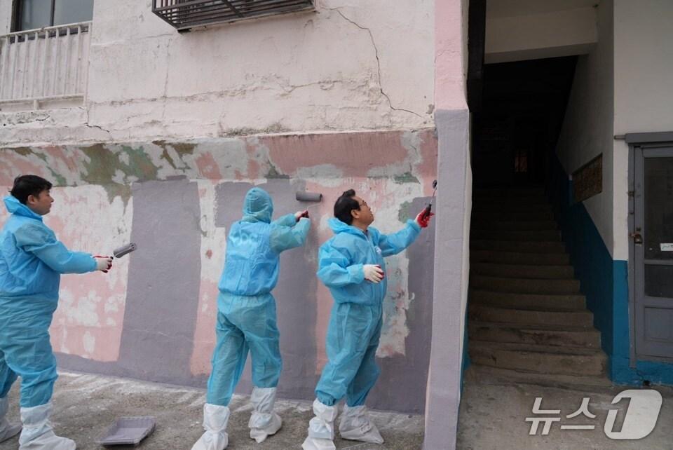 본문 이미지 - 'KOBC 바다사랑봉사대'가 신선아파트 내·외벽 도색 작업을 하고 있다.(해진공 제공. 재판매 및 DB 금지)