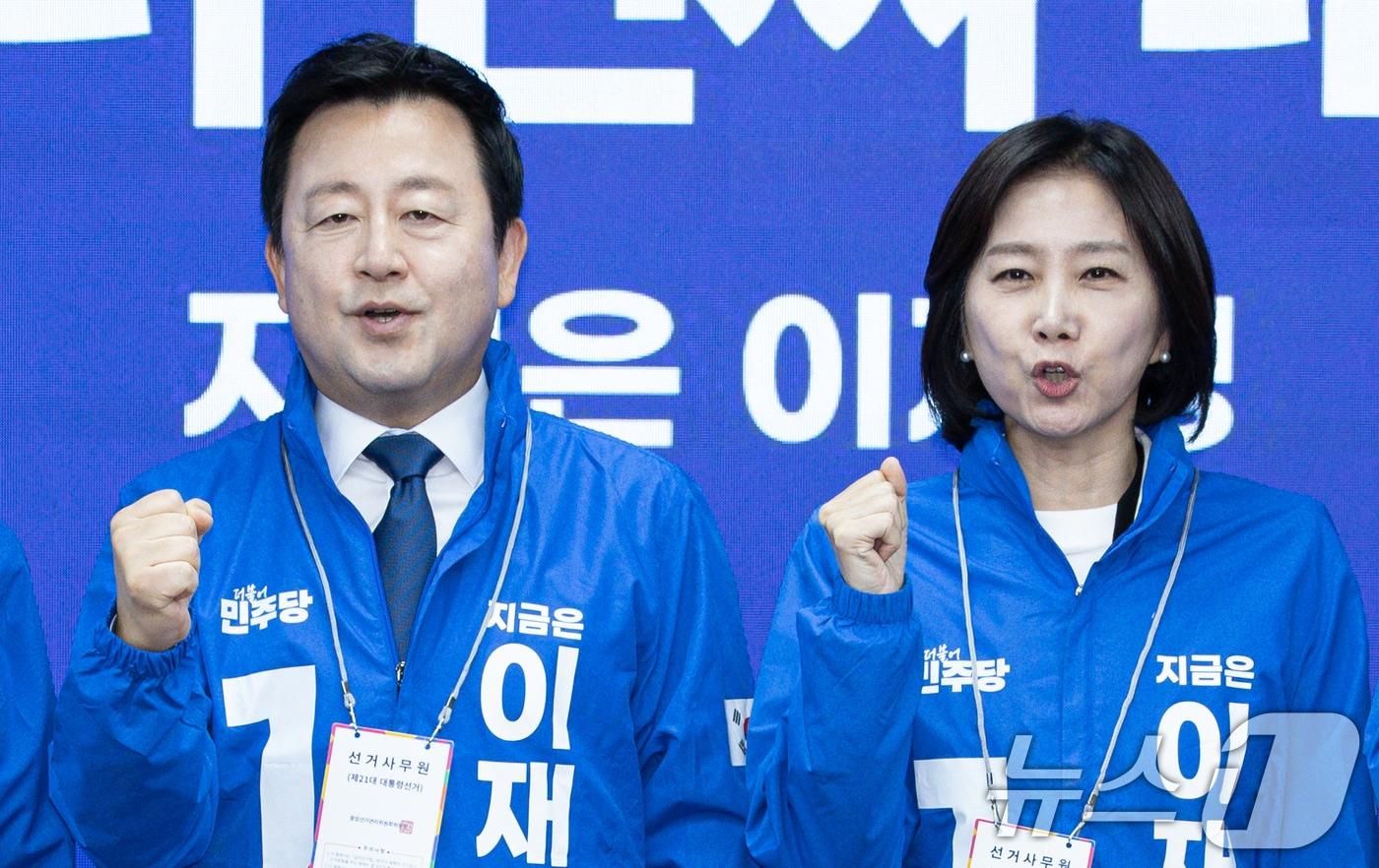 본문 이미지 - 허은아 전 개혁신당 대표와 김용남 전 새누리당 의원(오른쪽)이 지난해 5월 26일 오전 서울 여의도 더불어민주당사에서 열린 입당환영식에서 박찬대·윤여준 상임 총괄선대위원장 등과 기념촬영을 하고 있다. 2025.5.26 ⓒ 뉴스1 이재명 기자