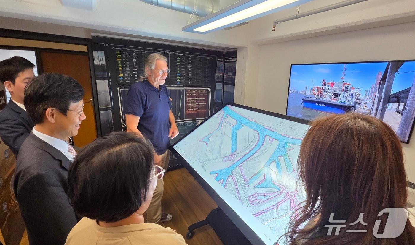 함부르크항을 방문한 BPA 방문단.(BPA 제공. 재판매 및 DB 금지)