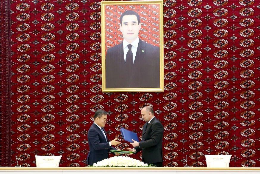 본문 이미지 - 24일 투르크메니스탄 수도 아슈하바트 소재 투르크메니스탄 상공회의소에서 진행된 미네랄 비료플랜트 프로젝트 계약 체결식 모습.(대우건설 제공)