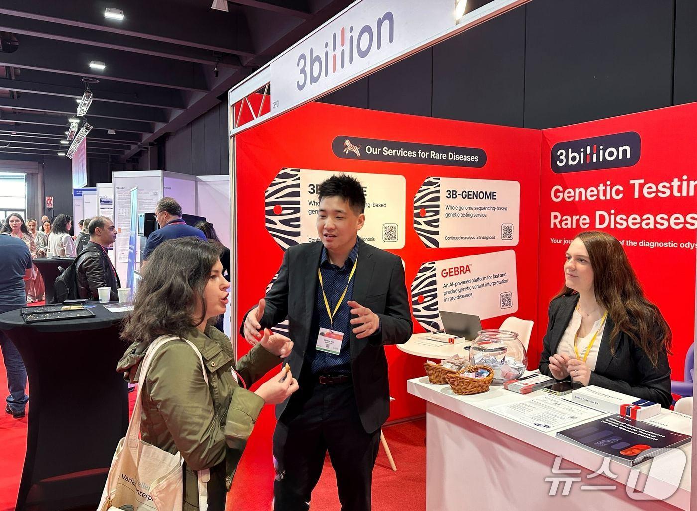 본문 이미지 - 쓰리빌리언 관계자가 'ESHG 2025'에서 현지 관람객과 소통하고 있다.(쓰리빌리언 제공)/뉴스1