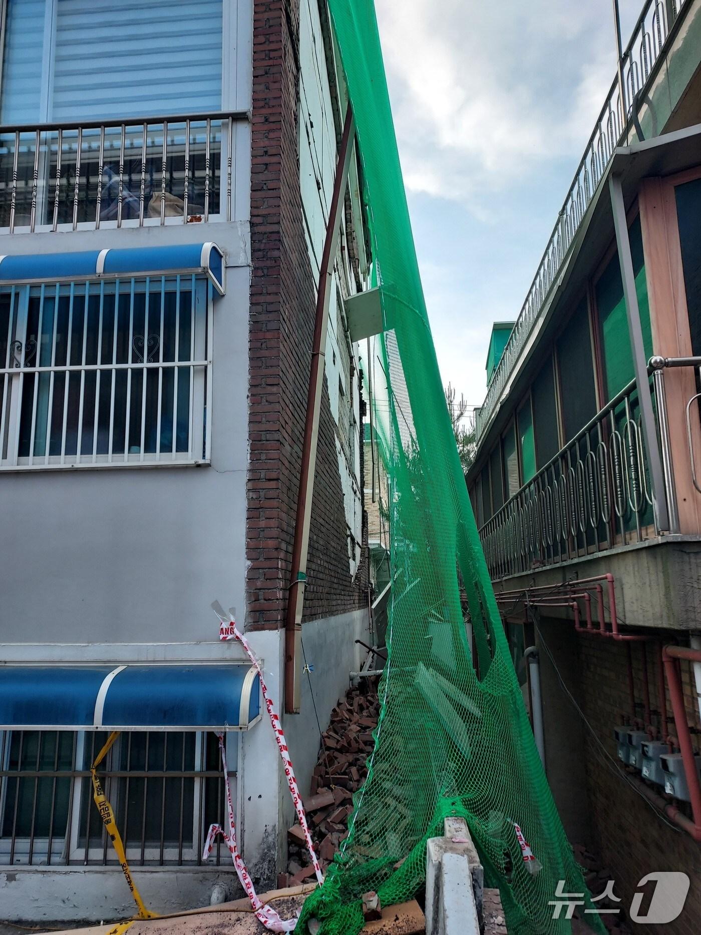 본문 이미지 - A 다세대주택 외벽이 무너져내린 모습. (경기도소방재난본부 제공. 재판매 및 DB 금지) 2025.5.26/뉴스1