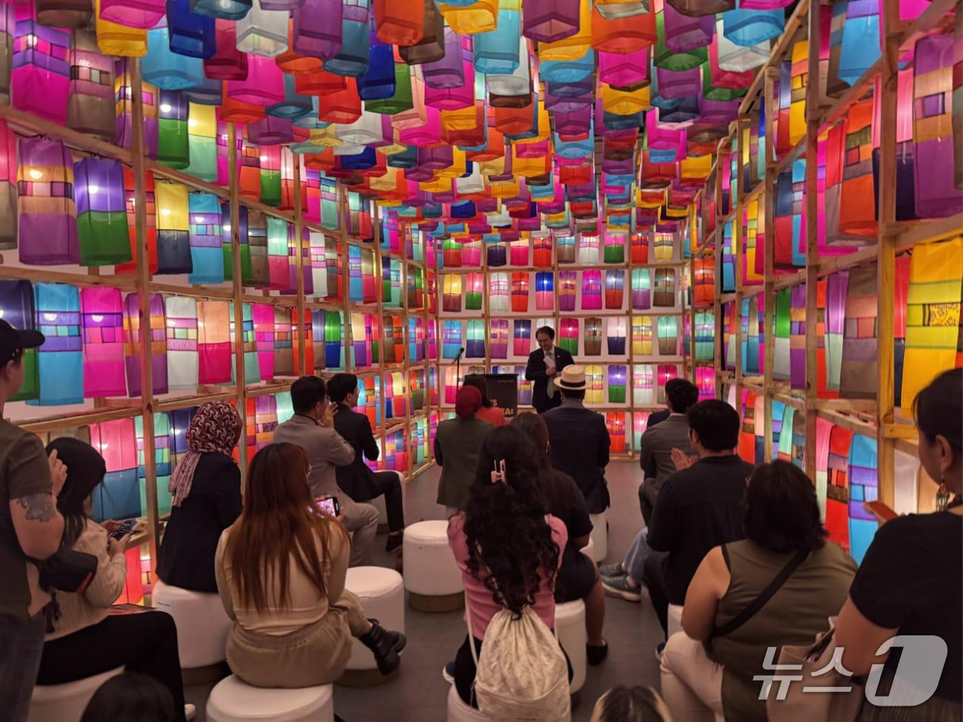 본문 이미지 - 주필리핀 한국문화원에 전시된 진주실크등 터널.&#40;진주시 제공. 재판매 및 DB 금지&#41;