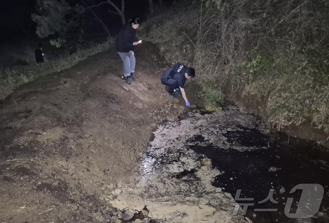 본문 이미지 -  지난 22일 오후 7시 20분께 공주시 신풍면 화흥리 당진영덕고속도로에서 발생한 염산 수송 차량 전복 사고 수습 현장. (공주시 제공.재판매 및 DB금지)2025.5.26/뉴스1