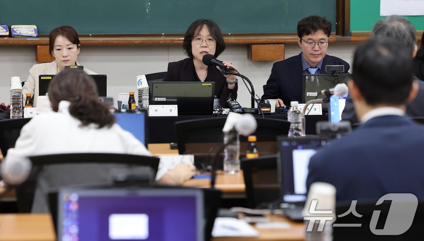 법관대표회의 의장인 김예영 서울남부지법 부장판사가 26일 경기 고양시 일산동구 사법연수원에서 열린 전국법관대표회의에서 회의 비공개를 알리고 있다. 2025.5.26/뉴스1 ⓒ News1 김성진 기자