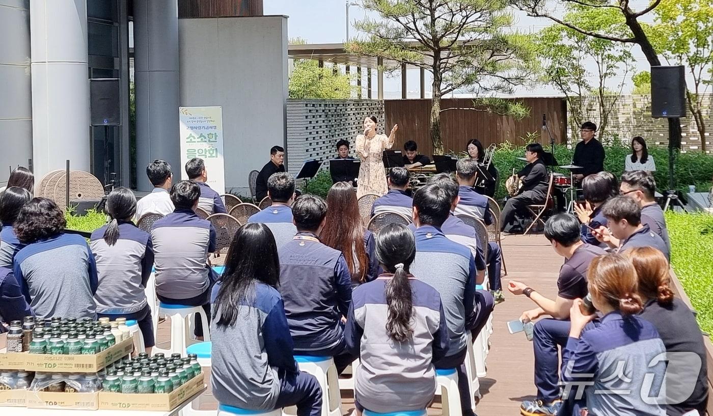 충북 진천군은 지역 정주 문화 개선을 위한 음악회와 지역 정착을 유도하는 전입신고 민원실을 함께 운영한다. 찾아가는 소소한음악회 모습. (진천군 제공, 재판매 및 DB금지)/뉴스1