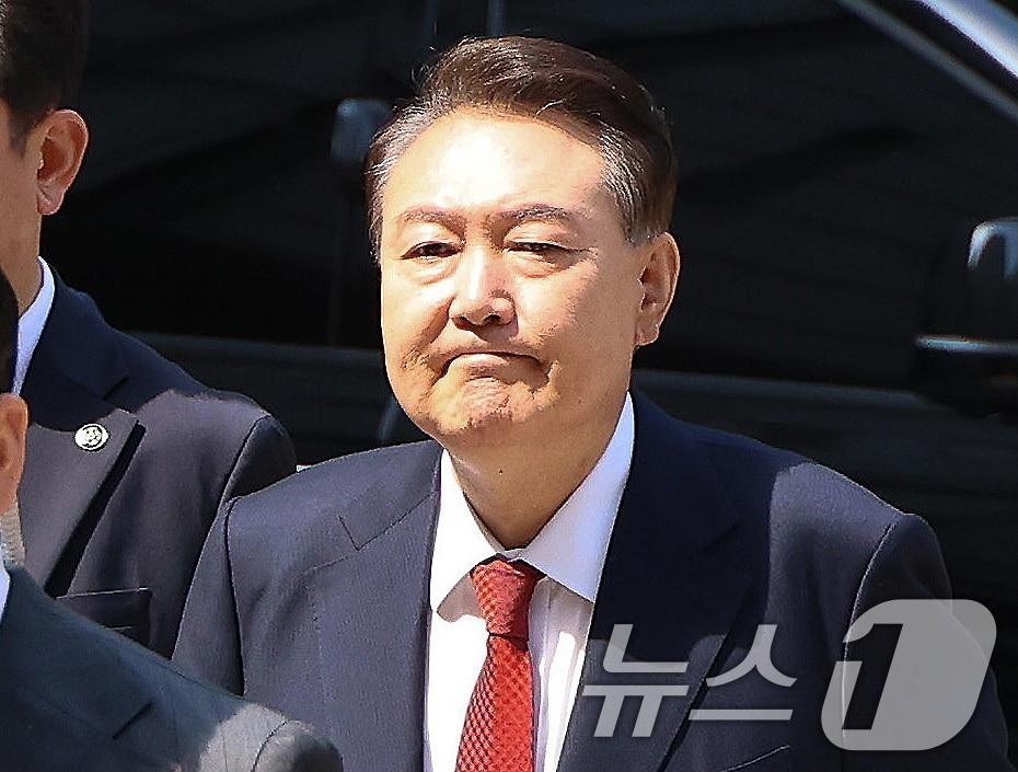 본문 이미지 - 윤석열 전 대통령이 서울 서초구 서울중앙지방법원에서 열린 내란 우두머리 혐의ㆍ직권남용 권리행사 방해 혐의 사건 공판에 출석하고 있다. 2025.5.26 ⓒ 뉴스1 사진공동취재단