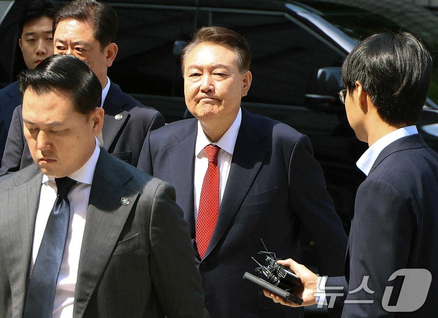 본문 이미지 - 윤석열 전 대통령이 26일 서울 서초구 서울중앙지방법원에서 열린 내란 우두머리 혐의ㆍ직권남용 권리행사 방해 혐의 사건 5차 공판에 출석하고 있다. 2025.5.26/뉴스1 ⓒ News1 사진공동취재단