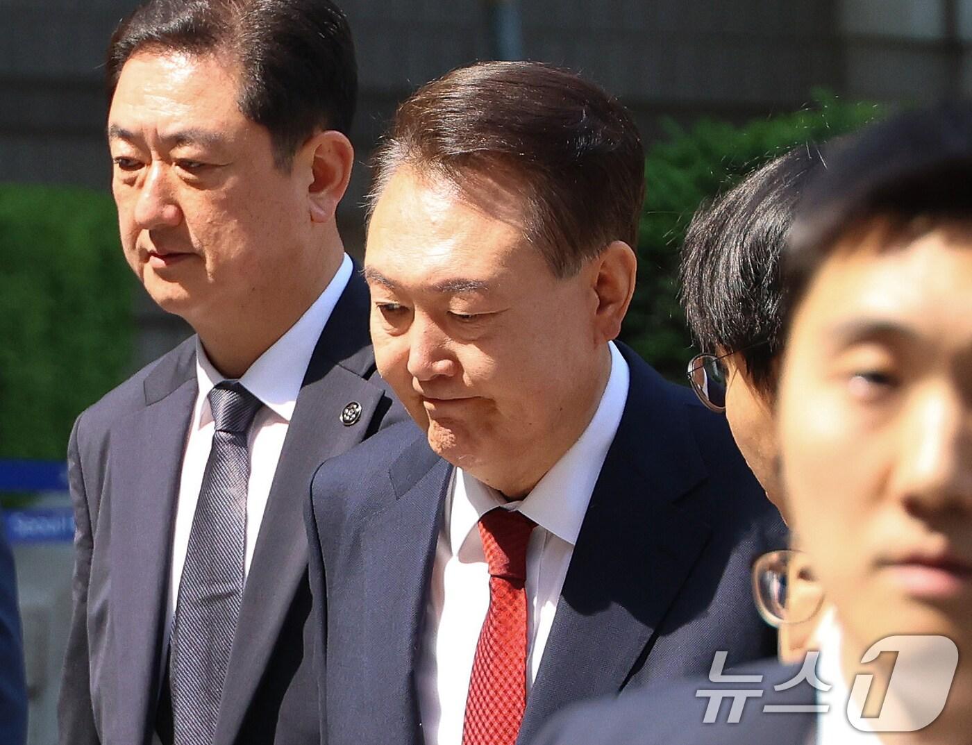 본문 이미지 - 윤석열 전 대통령이 26일 서울 서초구 서울중앙지방법원에서 열린 내란 우두머리 혐의ㆍ직권남용 권리행사 방해 혐의 사건 5차 공판에 출석하고 있다. 2025.5.26/뉴스1 ⓒ News1 사진공동취재단