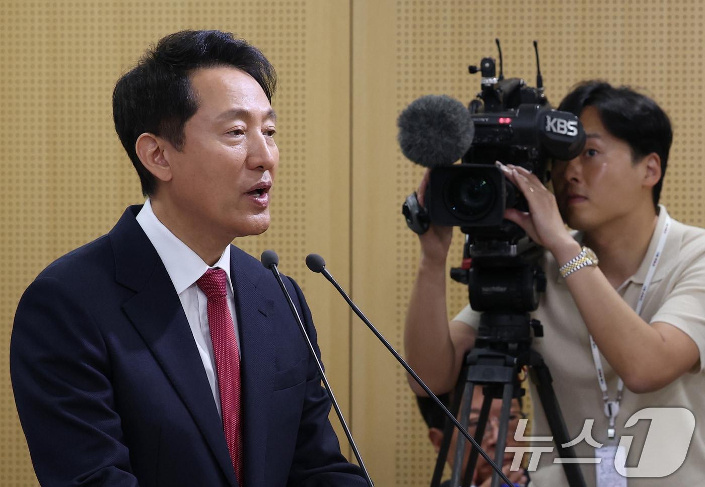 오세훈 서울시장이 26일 오전 서울 중구 서울시청 브리핑룸에서 고령시민의 건강·돌봄·주거·일자리·여가 전반을 포괄하는 '2040 초고령사회 대응 종합계획'을 발표하고 있다./뉴스1 ⓒ News1 오대일 기자