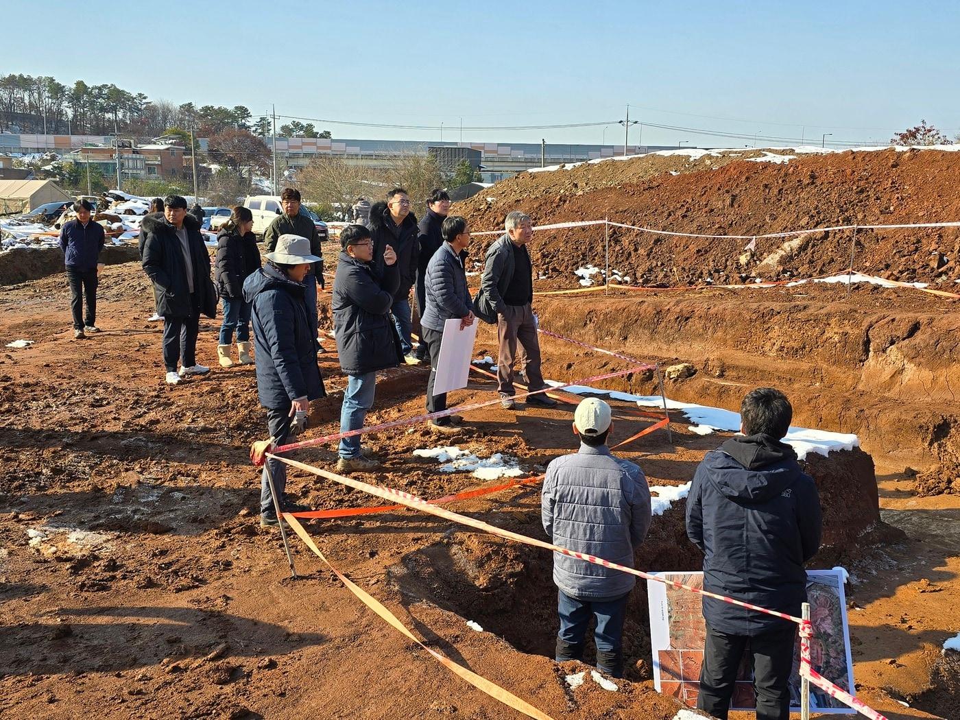 본문 이미지 - 지난해 이뤄진 고양창릉 공공주택지구 발굴현장 전문가 현지조사(국가유산청 제공)