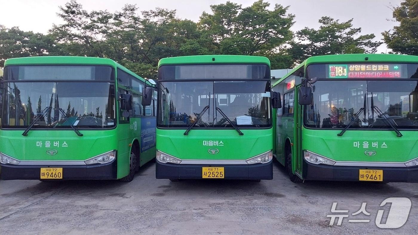 본문 이미지 - 차고지에 주차되어 있는 마포구 마을버스.(마포구 제공)