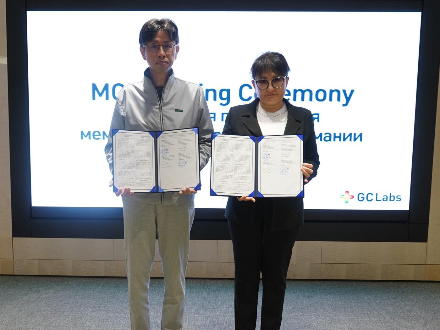 본문 이미지 - 이상곤 GC녹십자의료재단 대표원장(왼쪽) 및 샴수디노바 마블류다 원장(오른쪽)이 MOU체결 후 기념촬영을 하고 있다. (GC 제공)