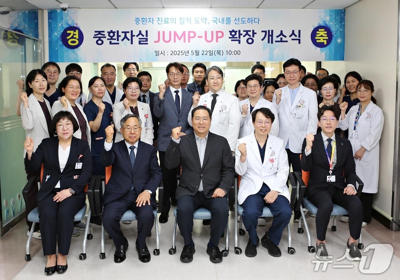 본문 이미지 - 한림대학교성심병원 중환자실 확장 개소식에서 기념 촬영을 하고 있다. 맨 앞줄 왼쪽부터 윤금선 한림대학교성심병원 간호부장, 김용선 한림대학교의료원장, 윤희성 학교법인일송학원 이사장, 김형수 한림대학교성심병원장, 이승대 한림대학교성심병원 행정부원장(한림대학교성심병원 제공)