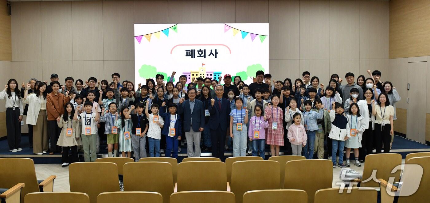 제37기 전쟁기념관 박물관학교 수료생과 학부모, 백승주 전쟁기념사업회장 등이 수료식에서 기념촬영을 하고 있다. 전쟁기념사업회 제공)