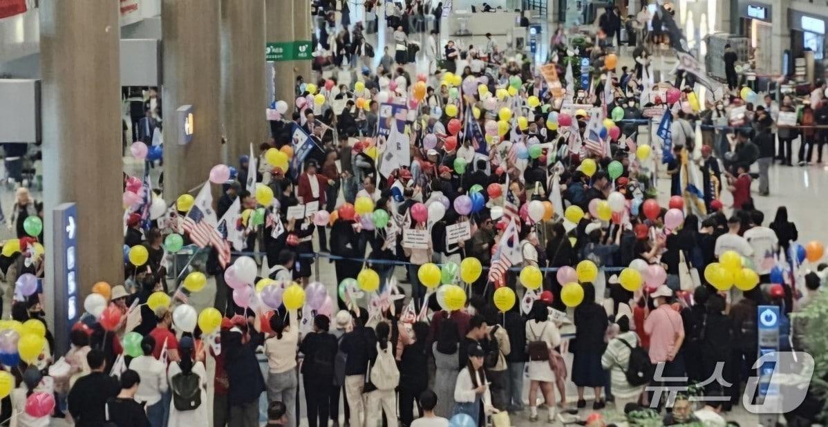 본문 이미지 - 지난 25일 오후 인천공항 출국장에 모인 보수단체 회원들 모습. (독자제공. 재판매 및 DB금지) / 뉴스1