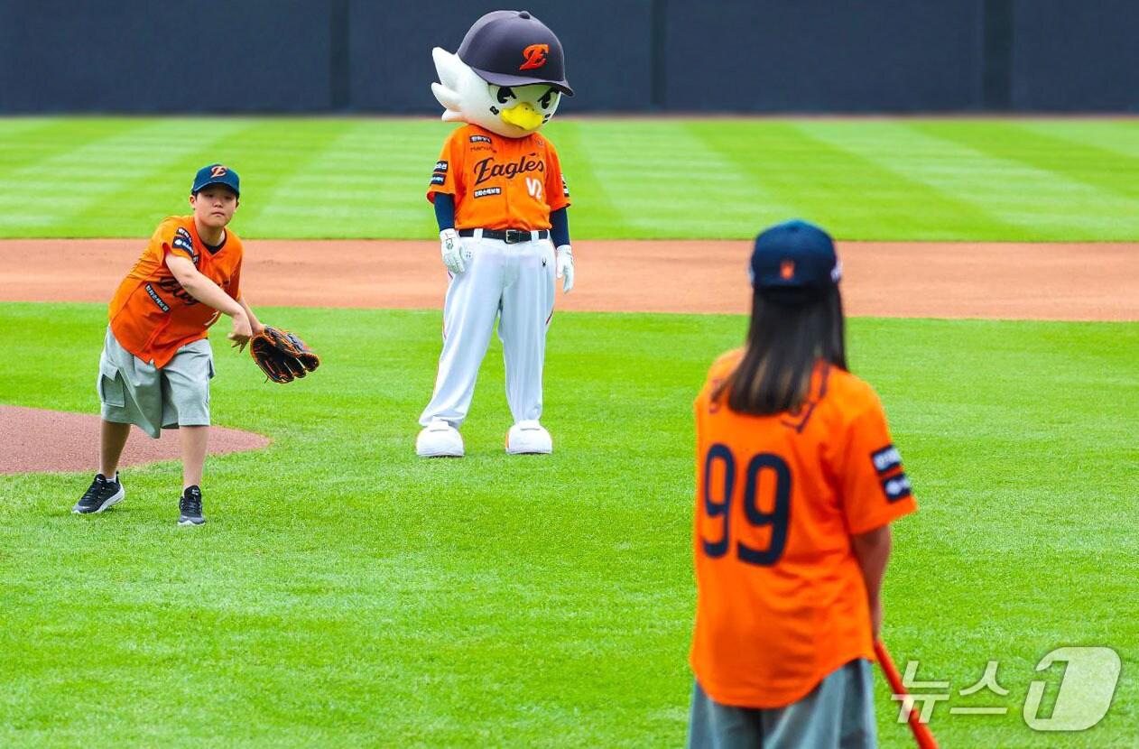 본문 이미지 - 한화손해보험이 24일 한화이글스의 홈구장인 ‘대전 한화생명 볼파크’에서 ‘차병원과 함께하는 한화손보 스폰서데이’를 개최하고 난임을 극복한 가족 14명을 초청하는 행사와 저출생 등 사회문제 인식 개선을 위한 대고객 홍보부스를 운영했다. 한화이글스-롯데자이언츠 경기가 열린 24일 대전 한화생명 볼파크 경기장에서 차병원 난임센터에서 2013년 태어난 쌍둥이 남매가 시구와 시타를 진행하고 있다./사진제공=한화손해보험