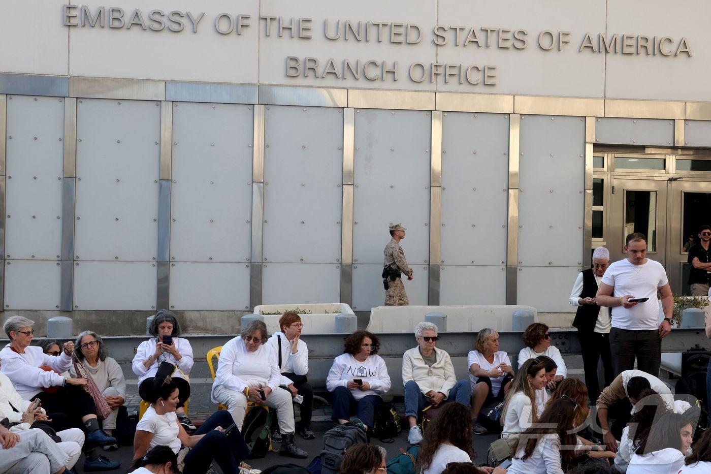 본문 이미지 - 이스라엘 텔아비브의 미국 대사관 지부. 2025.5.26. ⓒ AFP=뉴스1