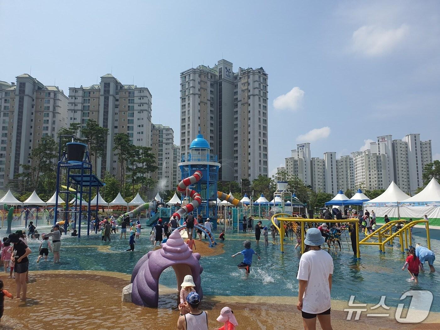 본문 이미지 - 청주 흥덕구 대농그린공원 물놀이장. &#40;시 제공&#41;