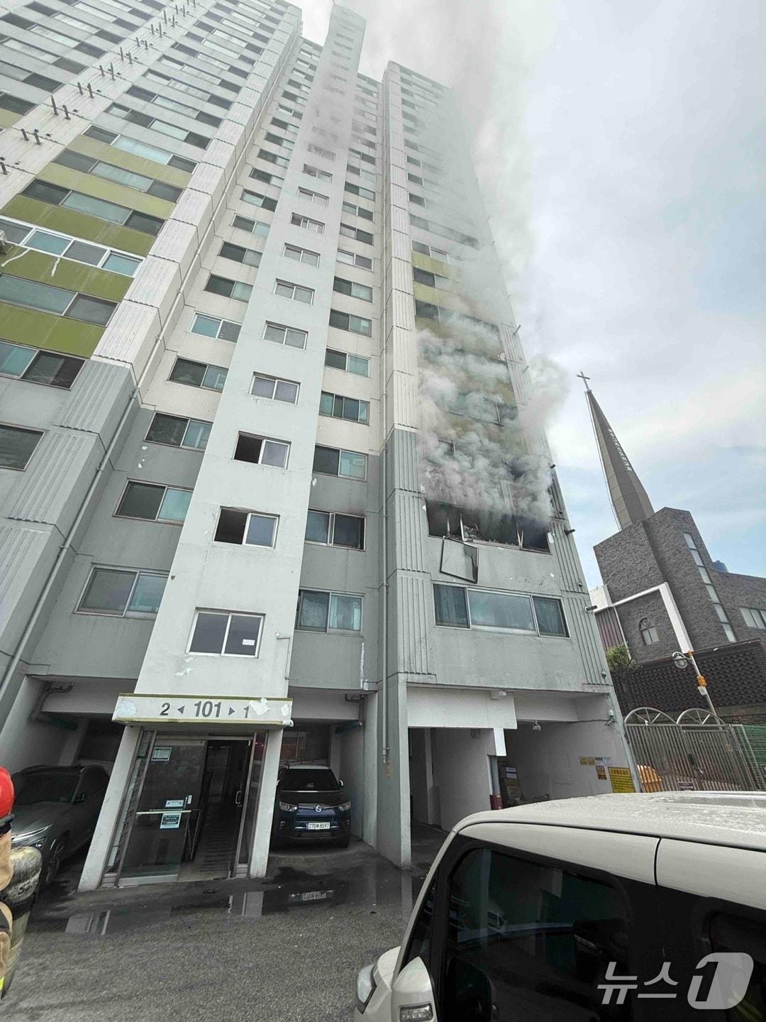 본문 이미지 - 강원 원주 원동 아파트 화재 현장.(원주소방서 제공, 재판매 및 DB금지)