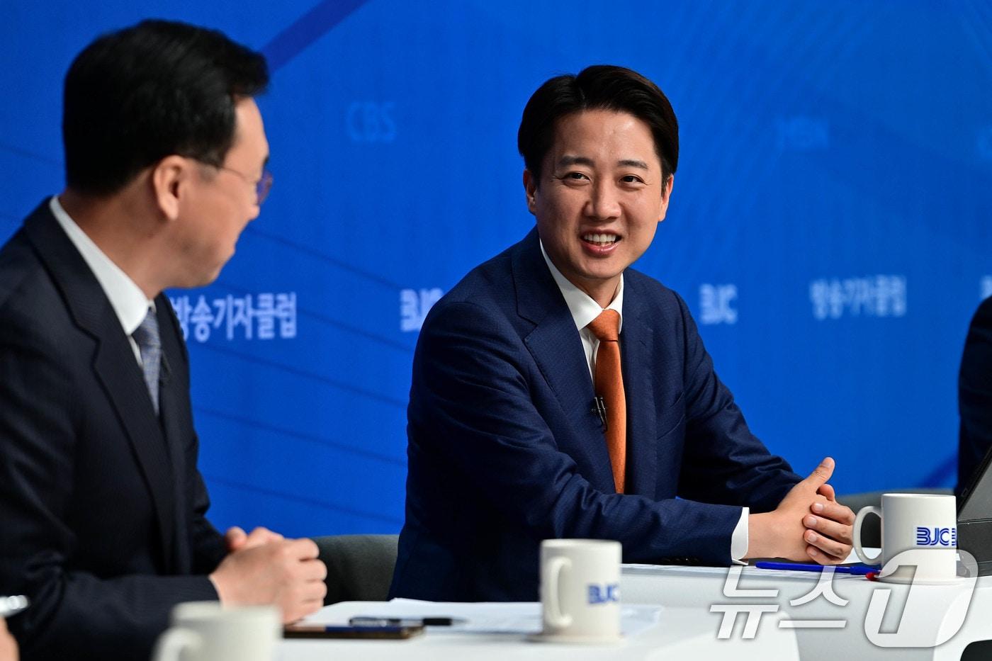 본문 이미지 - 이준석 개혁신당 대통령 후보가 26일 오전 서울 양천구 한국방송회관에서 열린 한국방송기자클럽(BJC) 초청 토론회에서 패널들과 대화하고 있다. (공동취재) 2025.5.26/뉴스1 ⓒ News1 신웅수 기자