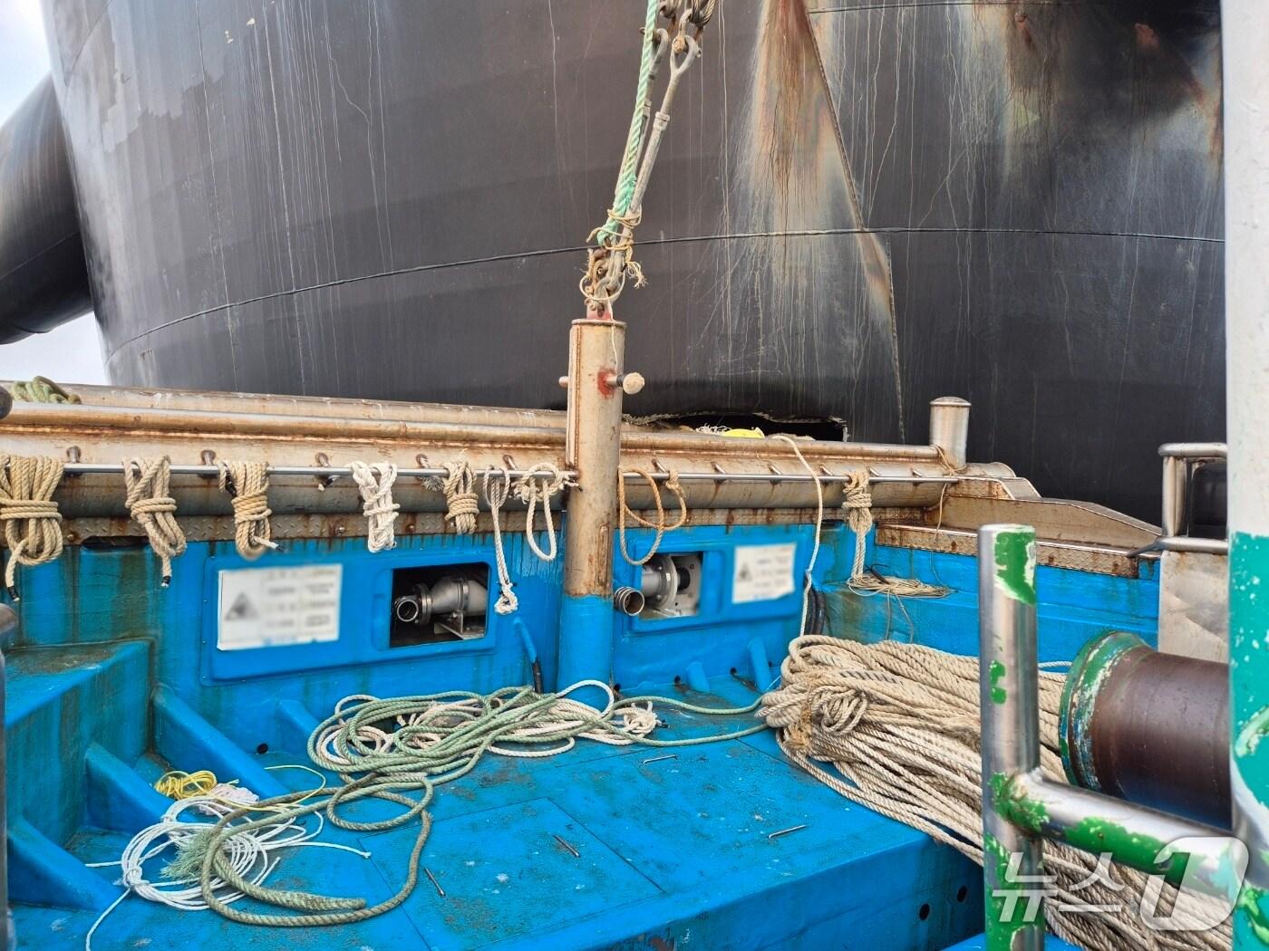 본문 이미지 - 26일 오전 4시 56분께 전북 군산시 옥도면 어청도 남동쪽 11㎞ 해상에서 화물선 A호(4.4만 톤, 승선원 19명)와 꽃게잡이 어선 B호(22톤, 승선원 6명)가 충돌했다.(군산해경 제공. 재판매 및 DB금지)